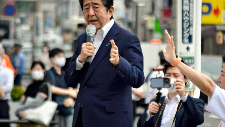 Fostul premier japonez Shinzo Abe susține un discurs. Fotografie făcută cu câteva secunde înainte de a fi împușcat.