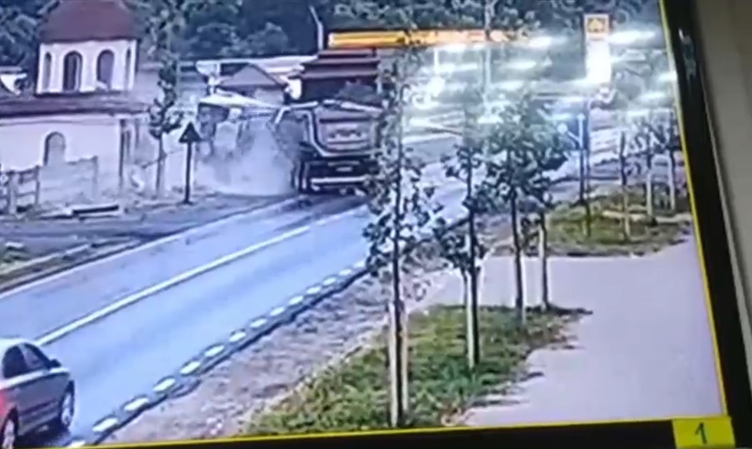 VIDEO Momentul în care un TIR intră cu viteză în capela unei biserici din Titu