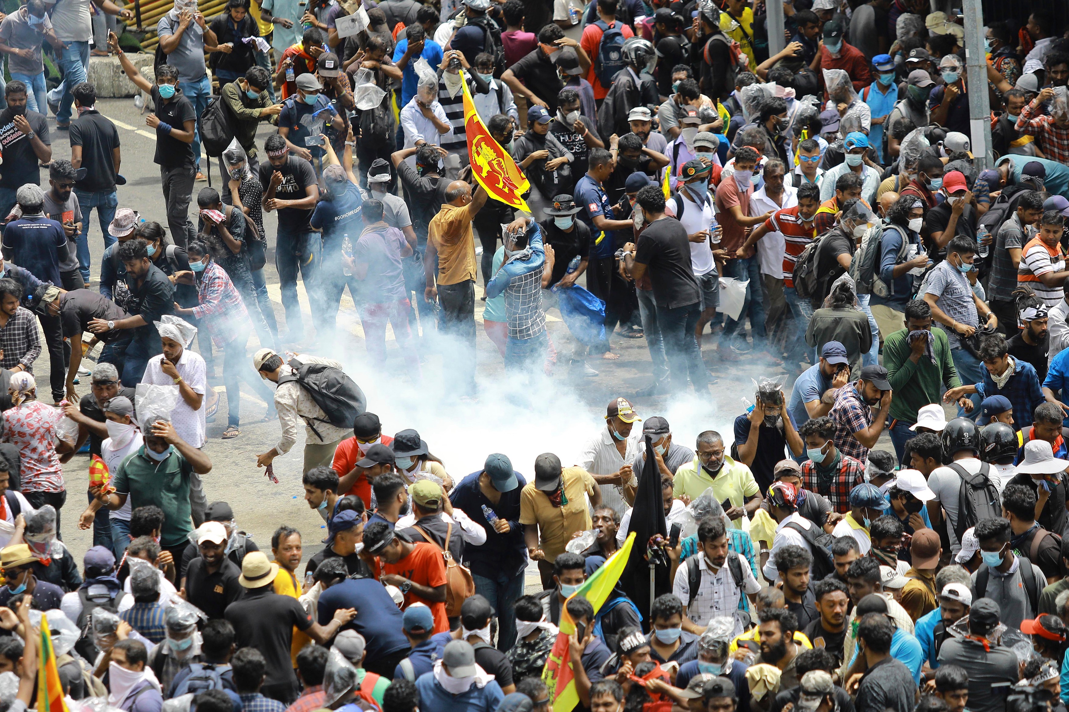 Val de demisii după protestele uriașe care au zguduit Sri Lanka. Protestatarii ocupă încă birourile președintelui și premierului