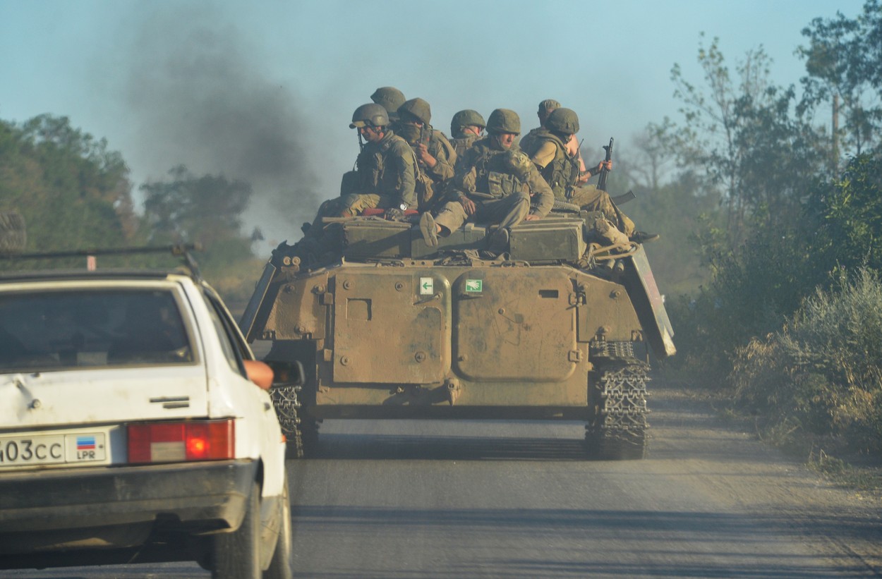 Reuters: Tot mai mulți tineri ruși încearcă să scape de stagiul militar pentru a nu ajunge să lupte în Ucraina