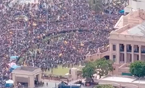 Proteste uriașe în Sri Lanka: Premierul a convocat o reuniune de urgenţă după ce zeci de mii de oameni au invadat palatul prezindețial