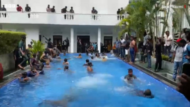 Protestatarii care au intrat în casa președintelui din Sri Lanka fac baie în piscina lui