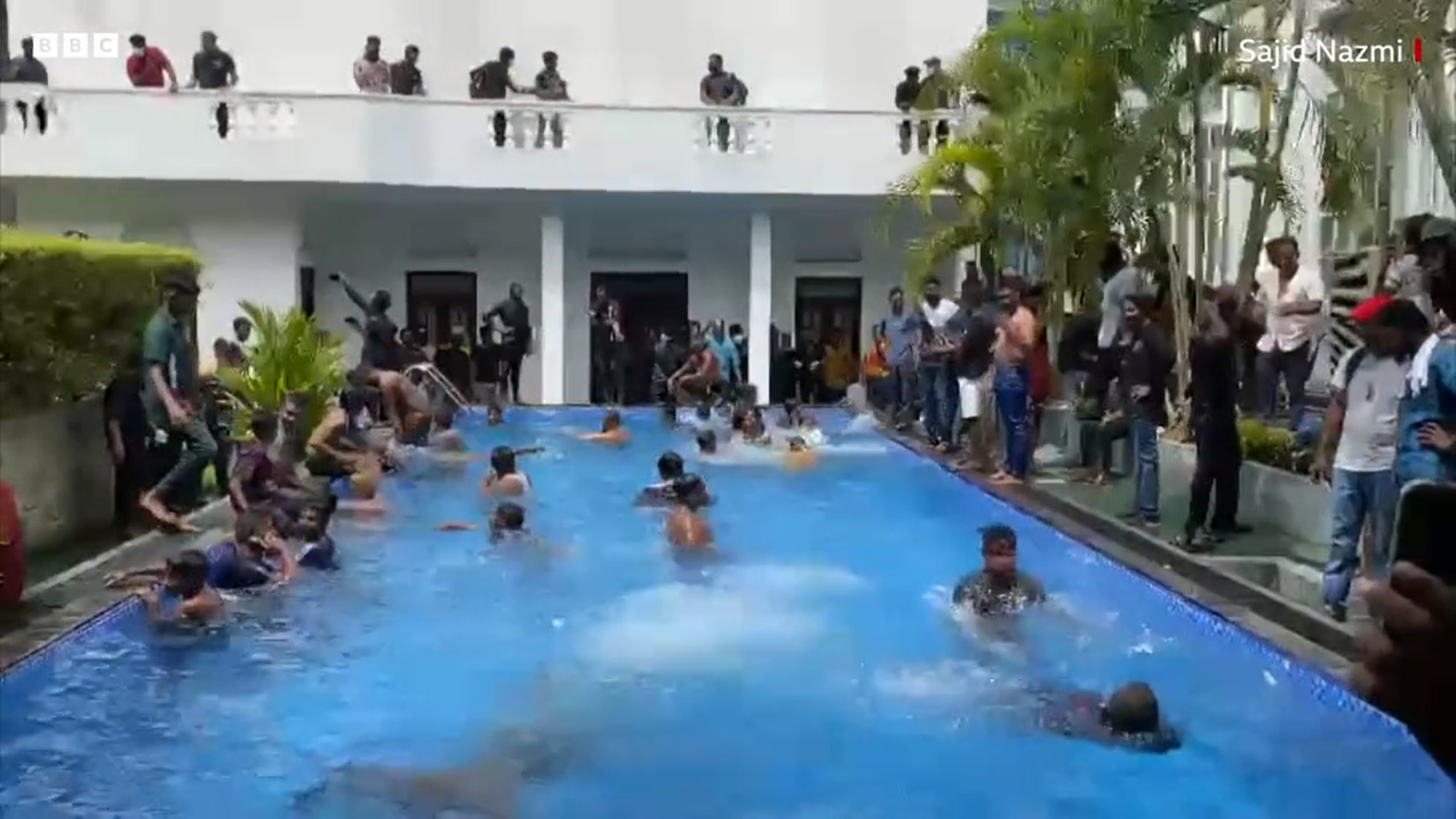 VIDEO Protestatarii care au intrat în casa președintelui din Sri Lanka fac baie în piscina lui