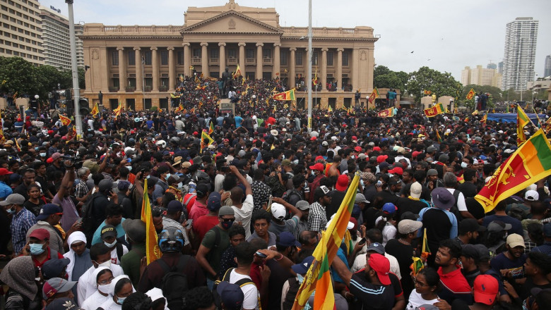 Zeci de mii de protestatari au atacat casa președintelui din Sri Lanka.