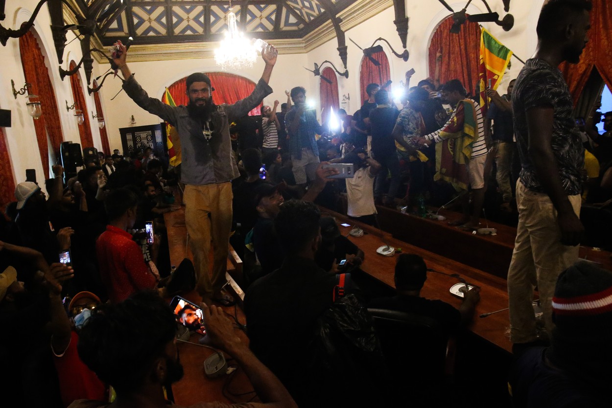 VIDEO & FOTO Protestatarii din Sri Lanka spun că au găsit milioane de rupii în casa președintelui fugar, care și-a anunțat demisia