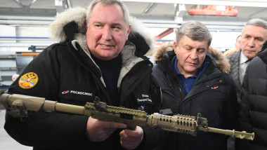 Rogozin holds KSO-9 “Krechet” carbine as visits an exhibition at the Zlatoust machine-building plant
