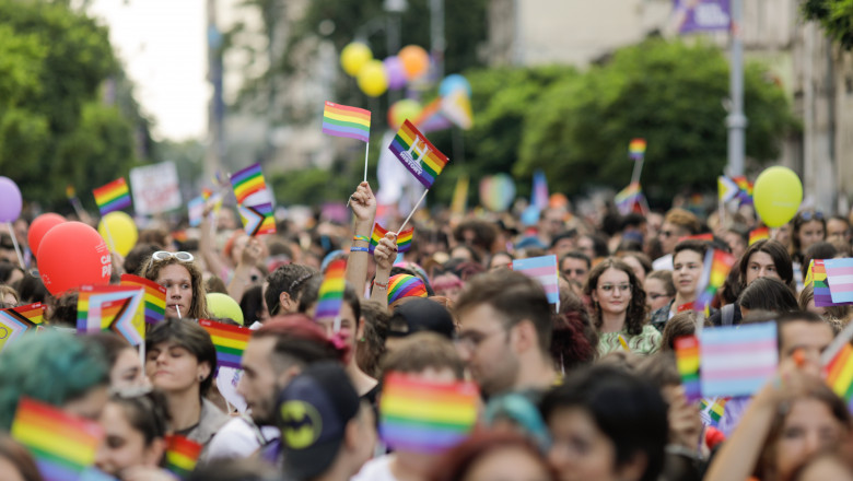 Bucharest Pride 2022 și „Marşul pentru normalitate” s-au desfășurat fără  incidente, sâmbătă, la Bucureşti | Digi24