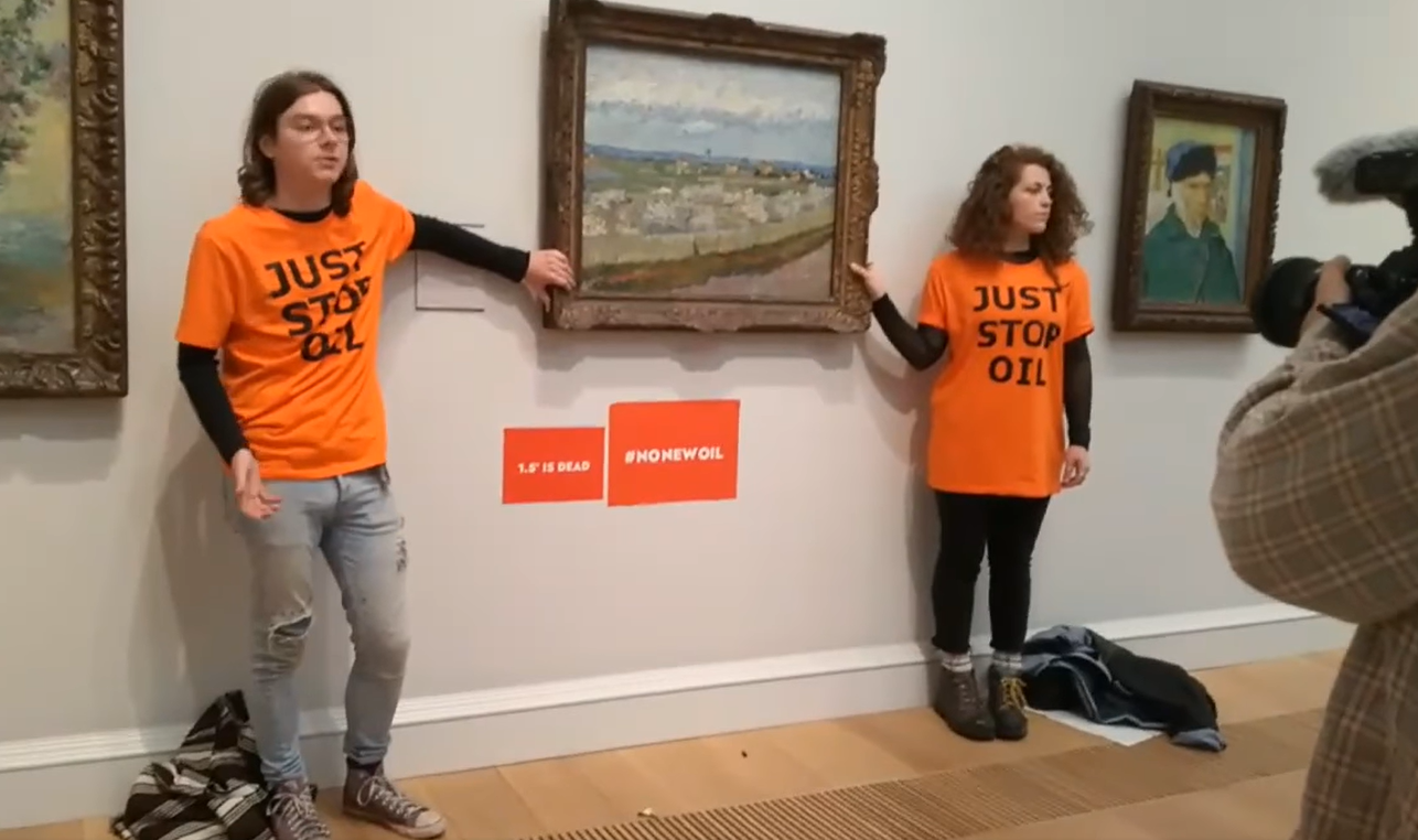 Doi activişti de mediu s-au lipit cu o substanţă adezivă de rama unui tablou pictat de Van Gogh