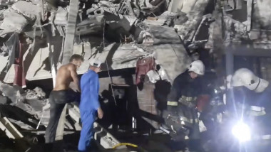 salvatori ucraineni caută victime sau supraviețuitori după bombardarea Odesei de către ruși