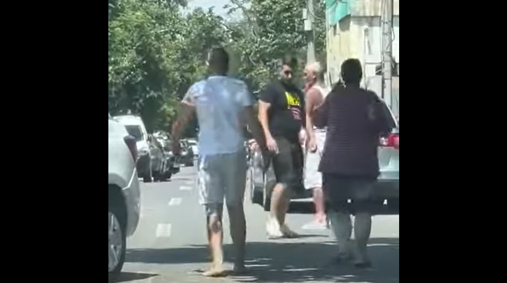 Doi soferi s-au luat la bataie in trafic pe o strada din Galati, iar masina unuia a fost vandalizata