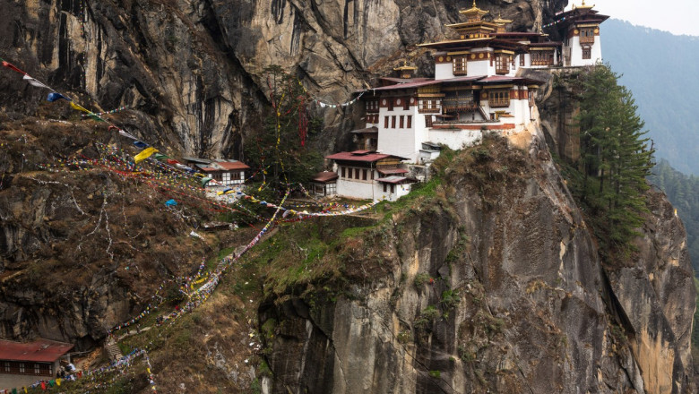 manastire construita pe munte in bhutan