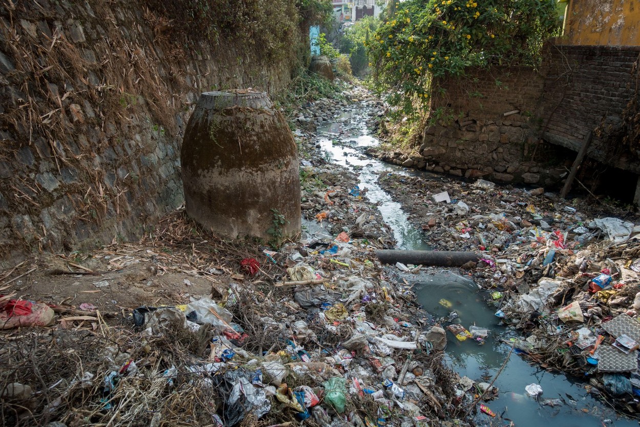 Sufocată de deşeuri, India interzice obiectele de plastic de unică folosinţă