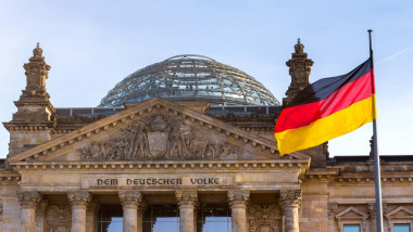 Drapelul Germaniei în fața Bundestagului.