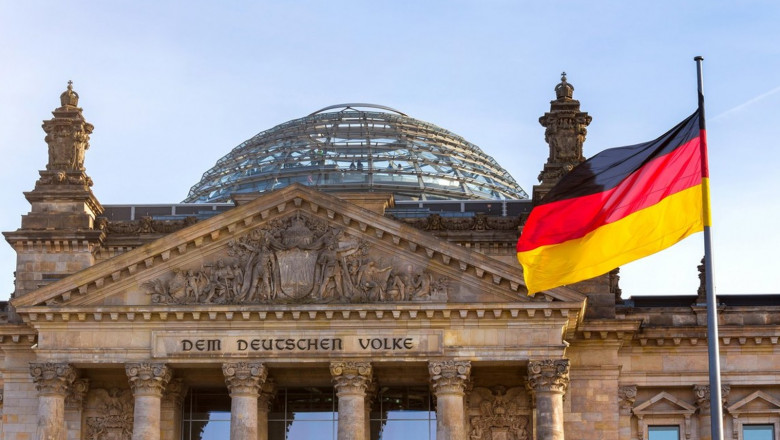 Drapelul Germaniei în fața Bundestagului.