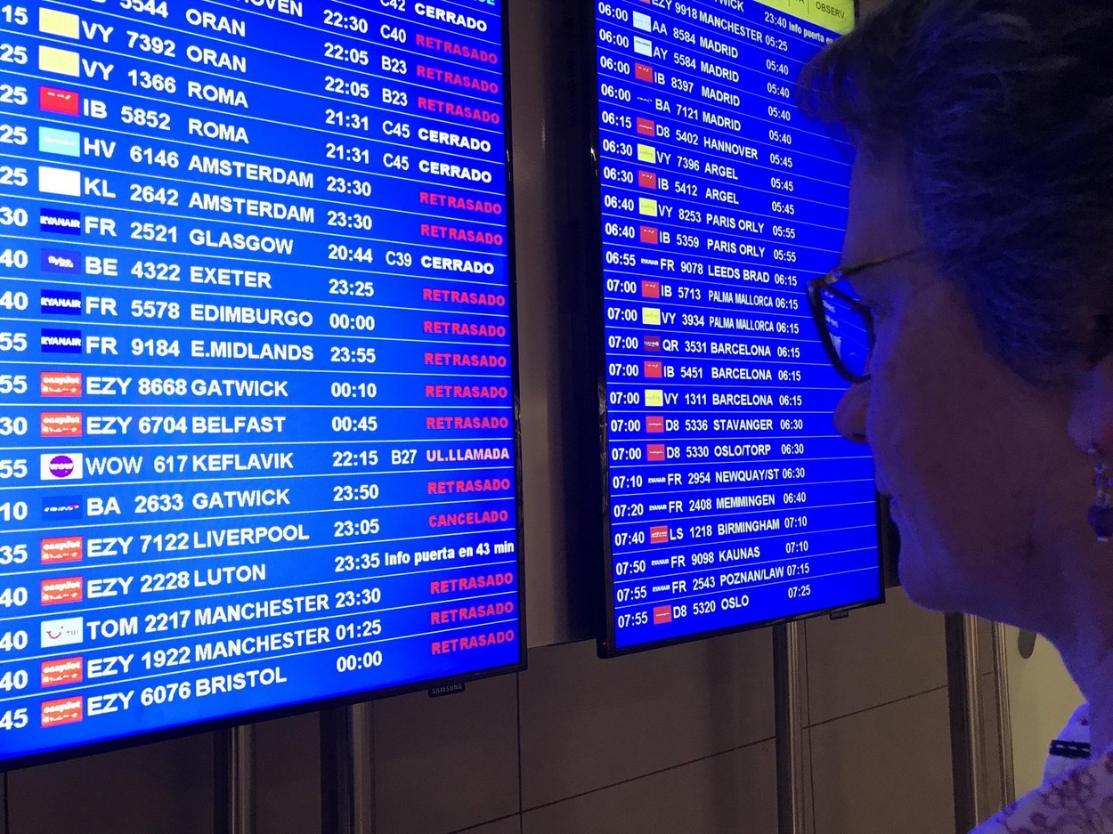 Zboruri anulate și întârzieri de 90 de minute pe aeroporturile europene după atacul cibernetic. Sistemele de check-in sunt verificate