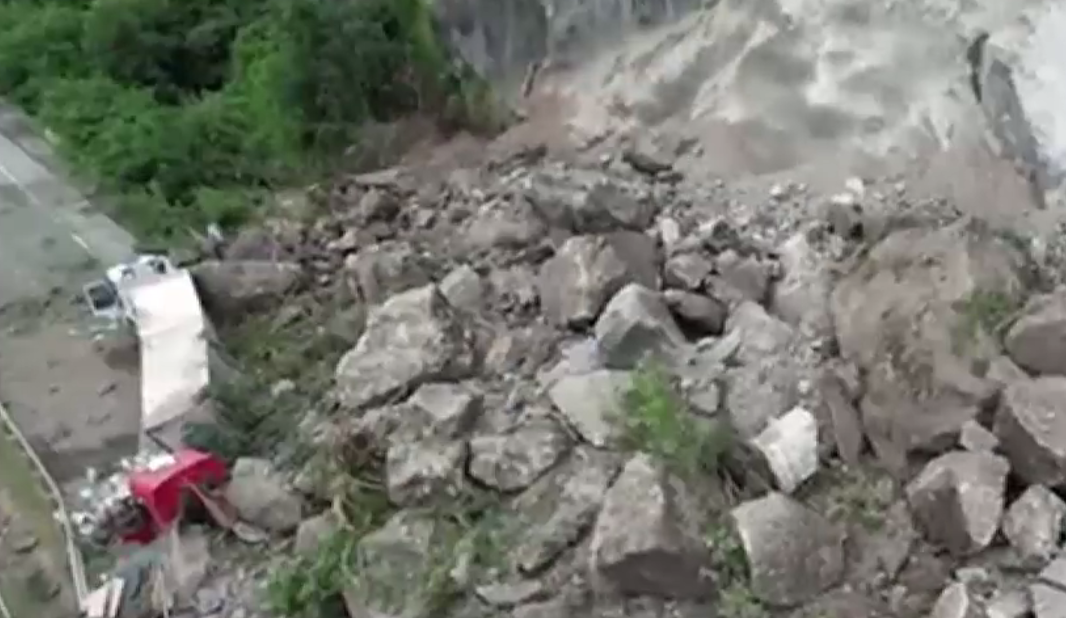 VIDEO. Un șofer de TIR a murit strivit de bolovani de zeci de tone căzuți de pe un versant, în Turcia