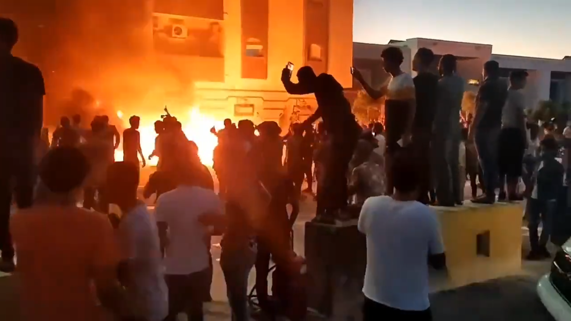 Protestatarii furioși din Libia au intrat cu buldozerul în parlamentul țării și au incendiat clădirea