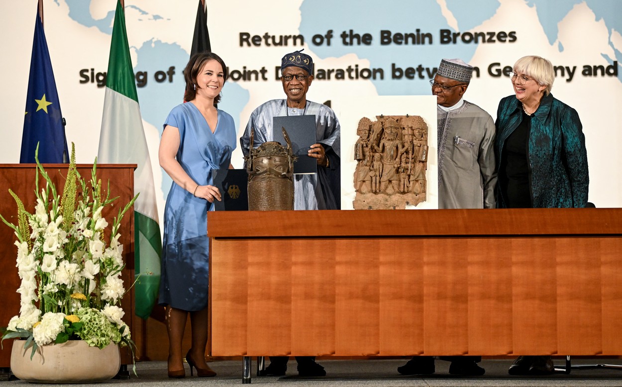 GALERIE FOTO Germania a predat Nigeriei primele bronzuri de Benin furate în perioada colonială: „Recunoaştem atrocităţile comise”