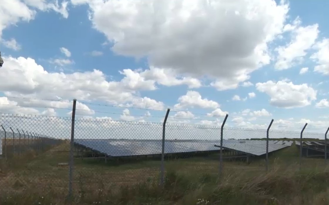 Energie verde pe terenurile agricole abandonate. Proiectul ar putea să scoată din sărăcie sute de comune