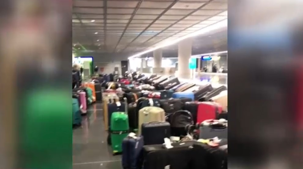 VIDEO. Sute de bagaje au rămas abandonate pe aeroportul din Frankfurt, după ce mai multe zboruri au fost anulate