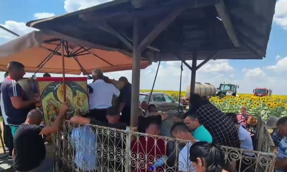 Slujbe pe câmp, în loc de sisteme de irigații. În Moldova, ploaia e chemată cu rugăciuni