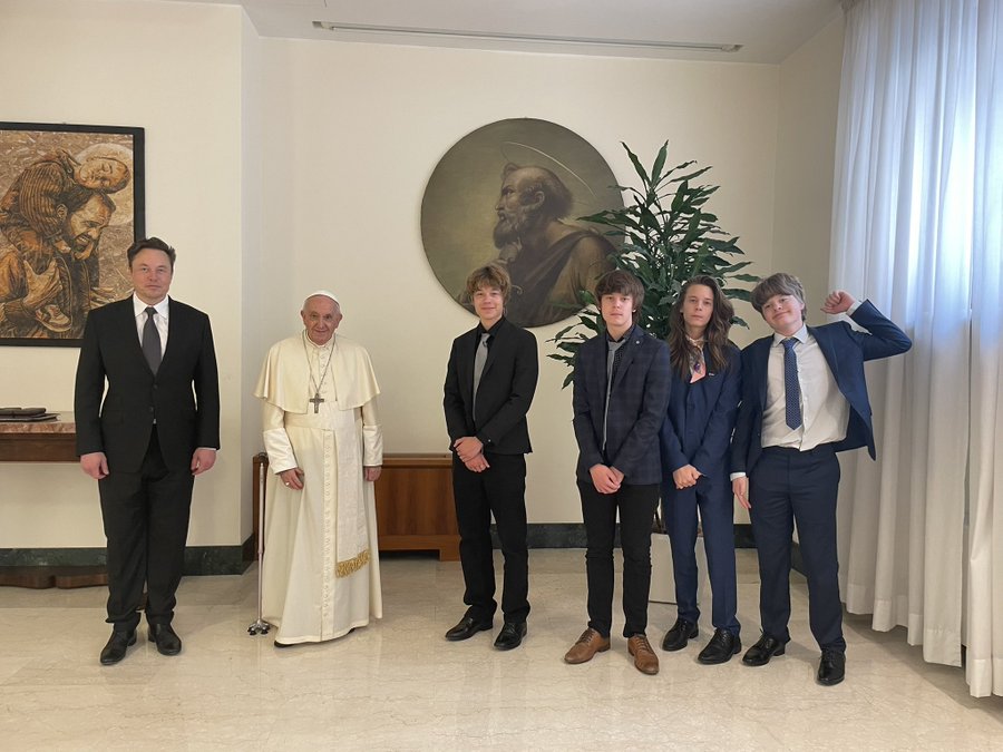Elon Musk revine pe Twitter cu o fotografie în care apare alături de băieții săi și de Papa Francisc