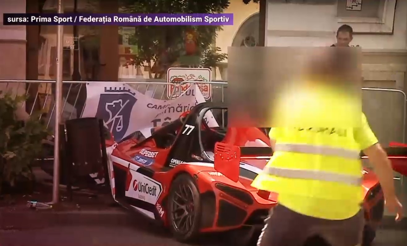 VIDEO Accident la raliul de la Târgu Mureș. Mașina condusă Mihai Leu a scăpat de sub control și a rănit uşor doi copii