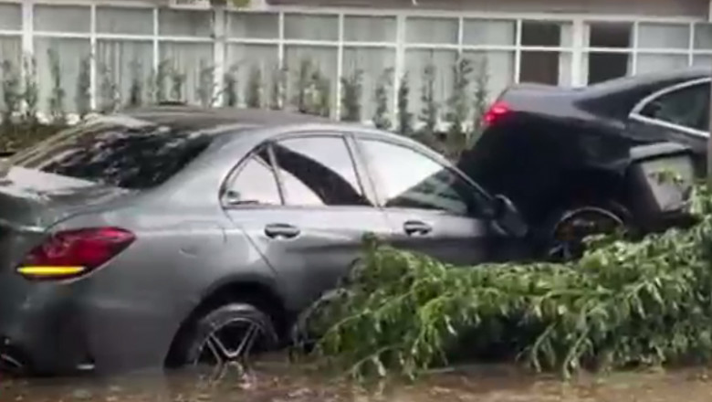 Mașini luate de apă în Craiova.