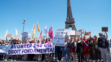 protest pro avort la paris,oameni si pancarte cu turnul eiffel pe fundal