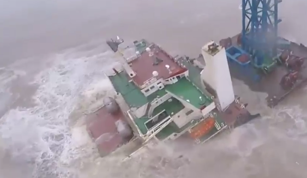 VIDEO. O navă a fost ruptă în două de valuri uriașe. 27 de marinari sunt dați dispăruți în Marea Chinei de Sud