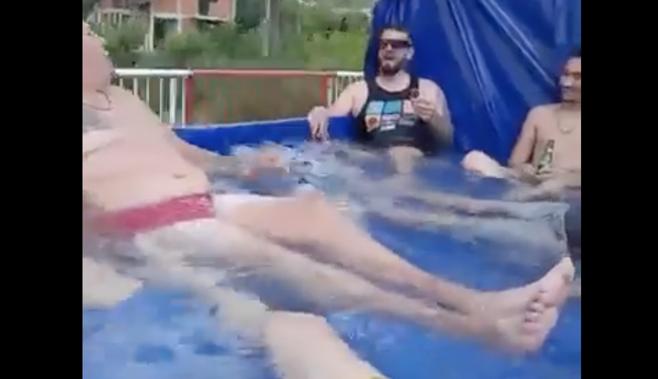 Mai mulți bărbați din Argeș au transformat bena unei autoutilitare în piscină, cu care se plimbau pe străzile comunei