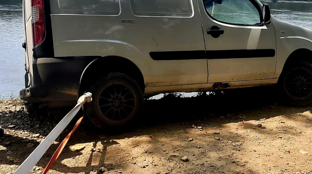 FOTO. Un şofer a fost aproape să cadă cu autoturismul în Dunăre după ce drumul s-a surpat