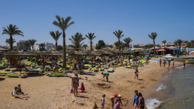 Oameni pe o plajă din Egipt