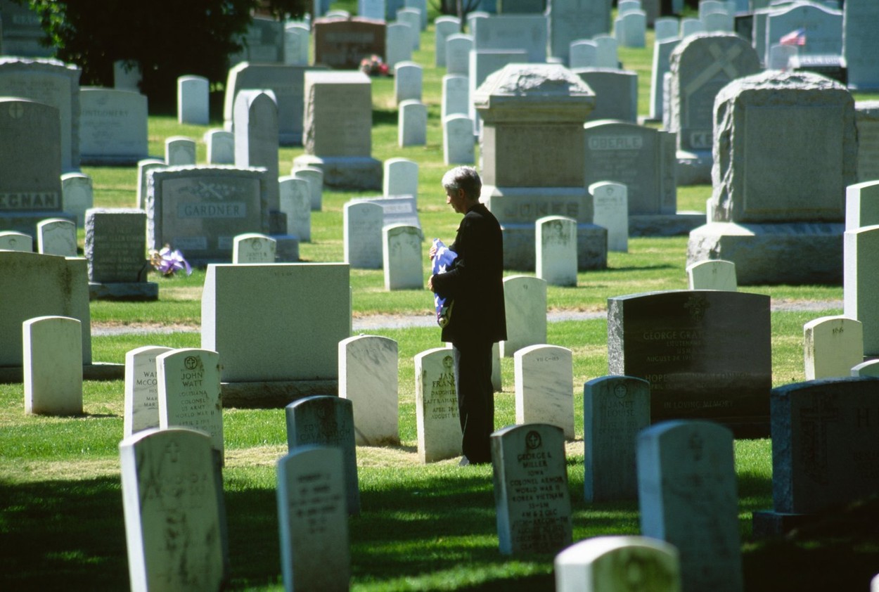 De ce americanii au început să scrie pe morminte rețete culinare? În Franța, o altă idee surprinzătoare pentru cimitire: codurile QR