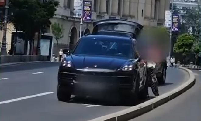 VIDEO O șoferiță a încurcat traficul pe Calea Victoriei: a oprit pe a treia bandă, fără să semnalizeze, și a plecat cu un braț de haine