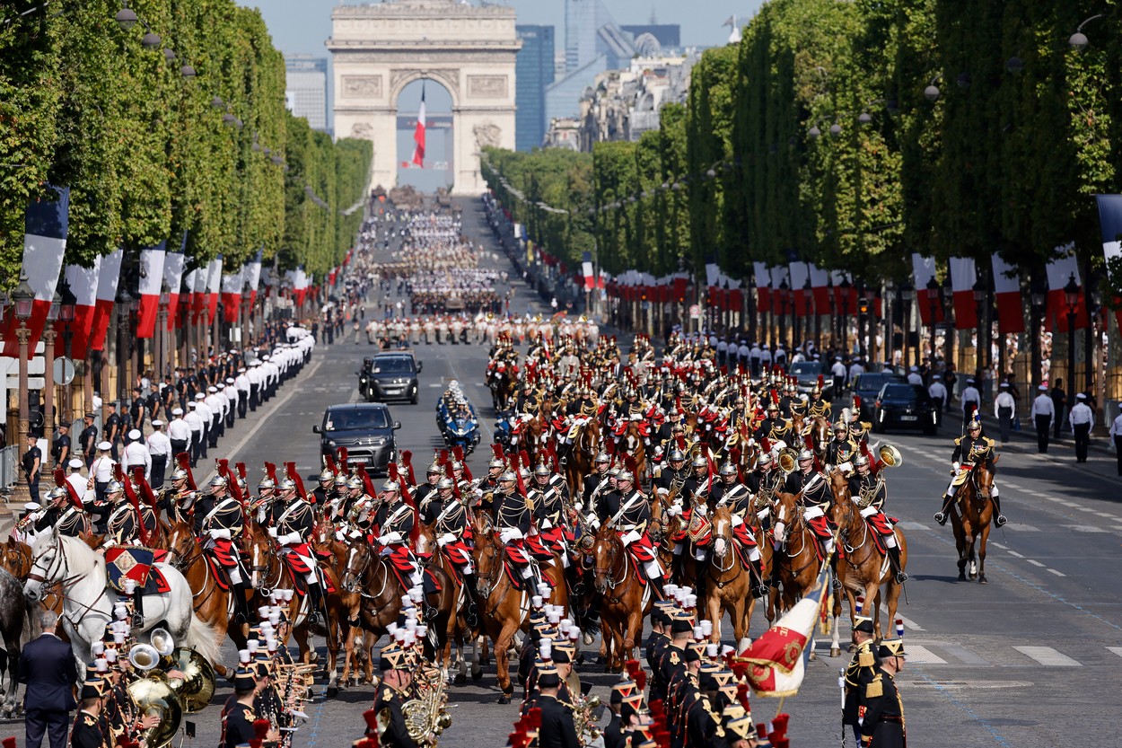 Parada militară de Ziua Națională a Franței. Ceremonia, deschisă de drapelele a nouă state invitate, printre care și România