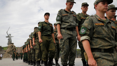 militari ai armatei ruse mărșăluiesc în coloană