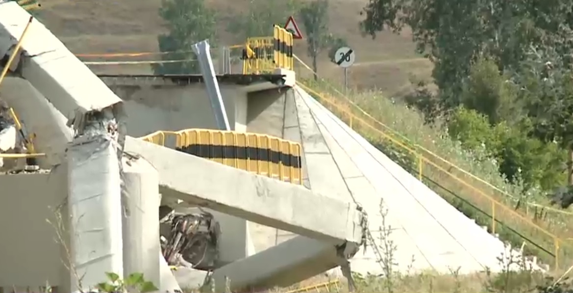 La o lună după ce podul din Neamț s-a prăbușit, localnicii încă așteaptă o soluție. „Sunt oameni care nu ajung la serviciu"
