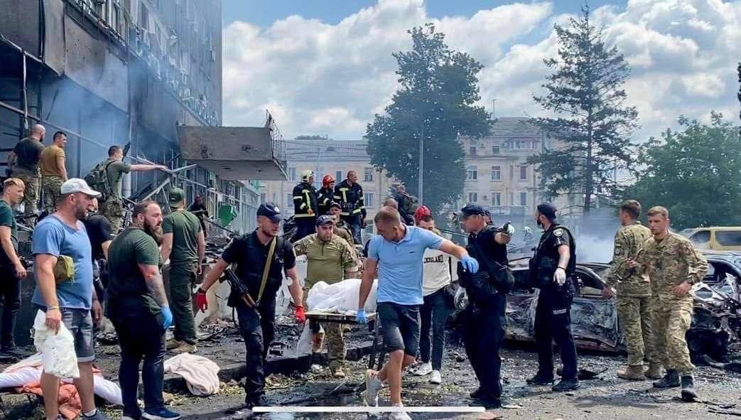 Bombardament rusesc în Vinița cu rachete Kalibr lansate din Marea Neagră. Cel puțin 20 de oameni au murit, printre care și trei copii
