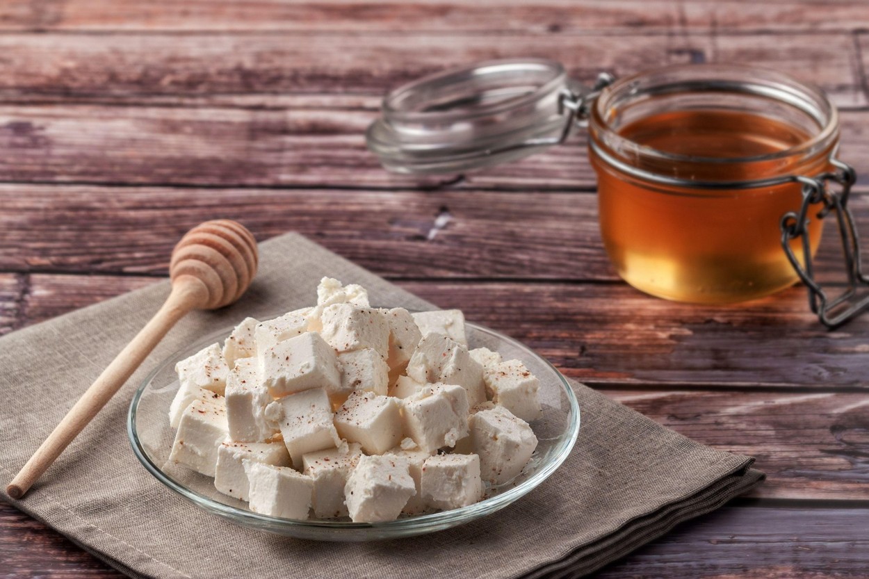 Victorie pentru Grecia. Justiţia europeană a interzis Danemarcei să vândă brânză „feta”