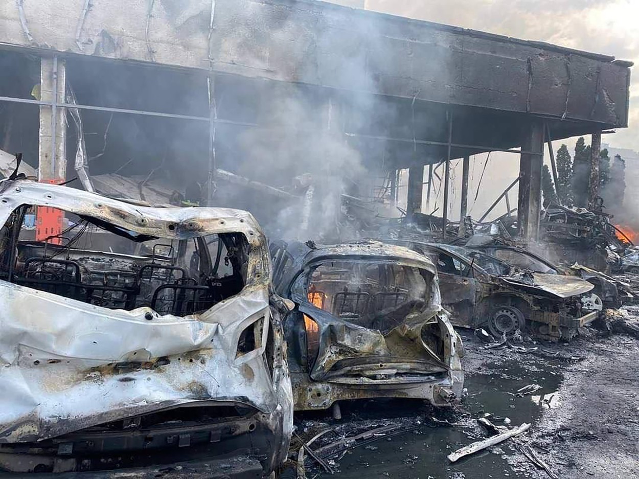 Dezastrul bombardamentului cu rachete Kalibr asupra orașului Vinița. Oameni morți sau răniți, zeci de clădiri și mașini distruse