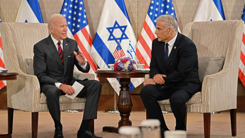 US President Joe Biden (L) holds a bilateral meeting with Israel's Prime Minister Yair Lapid at a hotel in Jerusalem, poza oficiala