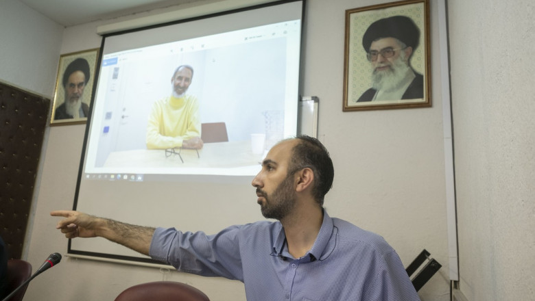 Majid Nouri, sfiul fostului oficial iranian Hamid Nouri, alături de fotografia tatălui său