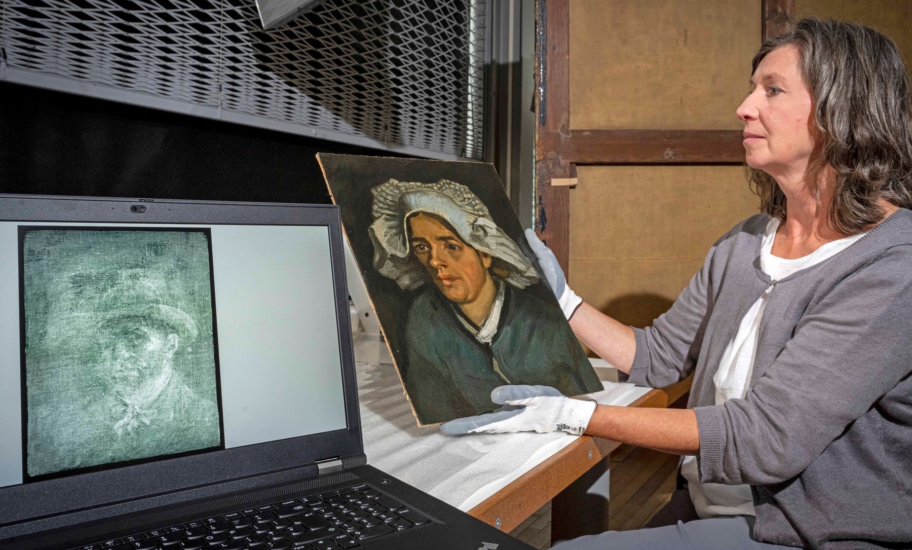 Un autoportret necunoscut al lui Van Gogh a fost descoperit pictat pe spatele unuia dintre tablourile sale