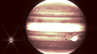 Jupiter și una dintre lunile sale, Europa, văzute prin lentilele telescopului James Webb