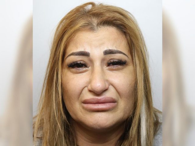 O româncă fura ceasuri de lux de la bătrâni bogați din Anglia în timp ce-i îmbrățișa și săruta pe stradă