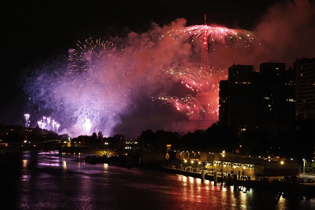 Un băiat de 7 ani şi sora lui de 24 de ani au murit loviți de artificii în Franța, de ziua națională. Autoritățile au deschis o anchetă