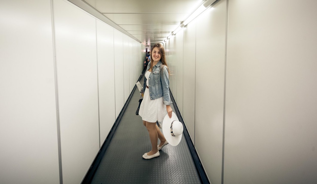 Sfaturile unei stewardese pentru o vacanță sigură cu avionul: Zborurile de dimineață se anulează rar și au cele mai puține întârzieri