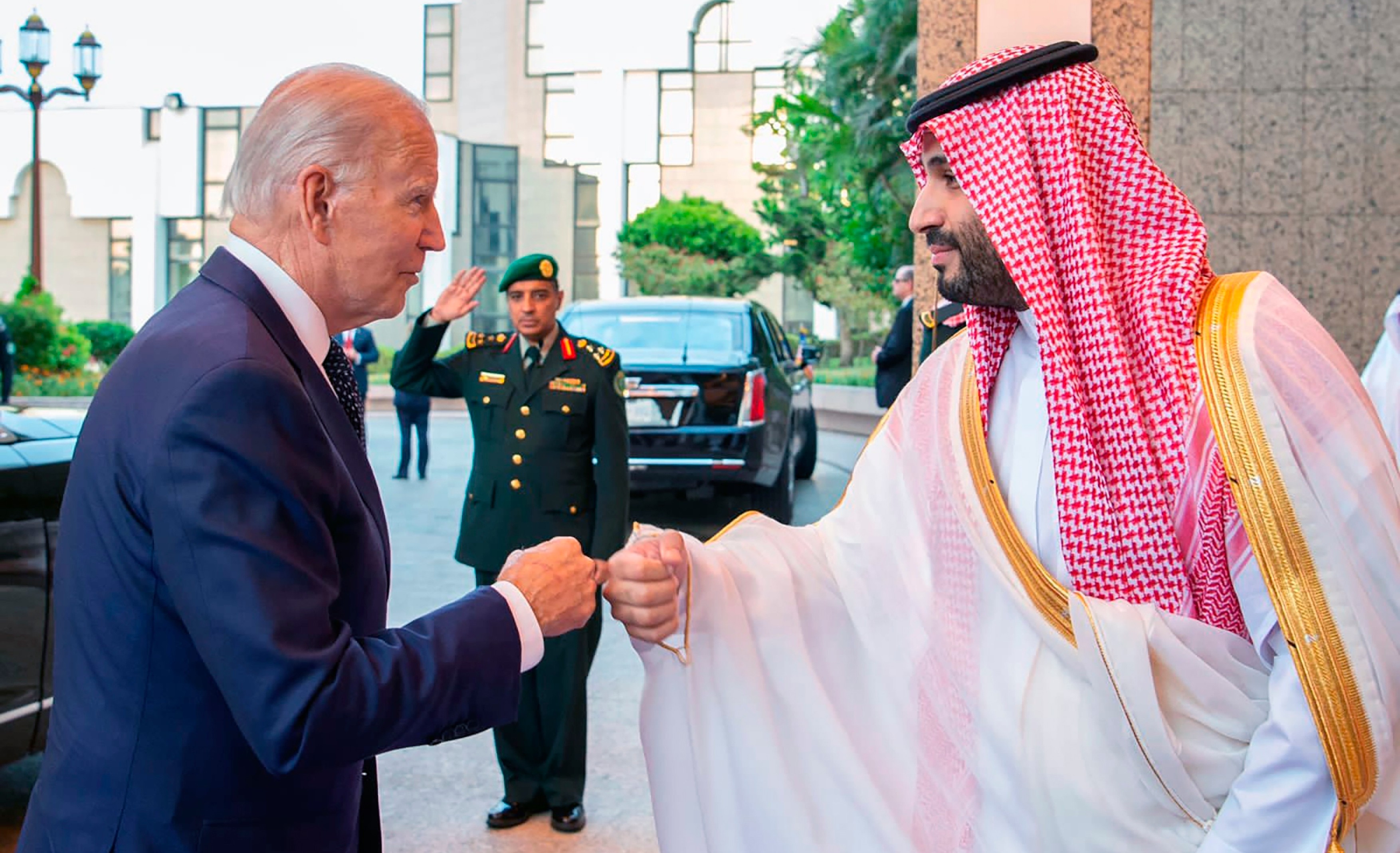 Cum l-a salutat Joe Biden pe prințul conducător al Arabiei Saudite, țară pe care președintele SUA a numit-o stat „paria”