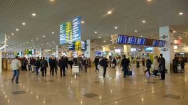 oameni pe aeroportul international din moscova